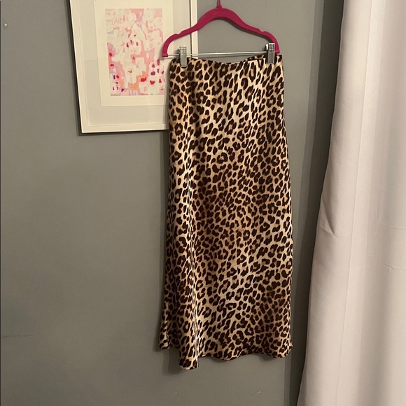 H&M Dresses & Skirts - H&M cheetah print skirt